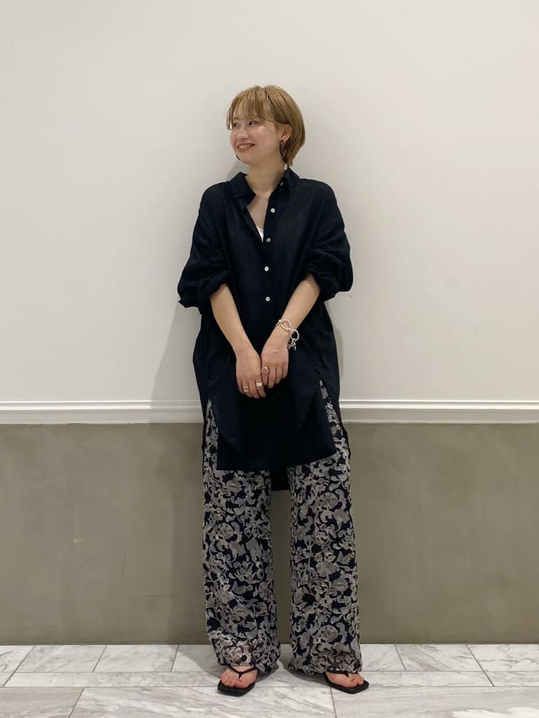 ブラック系のシャツ/ブラウス、ブラック系のその他パンツを着用したレディースの夏コーディネートの3枚目の写真