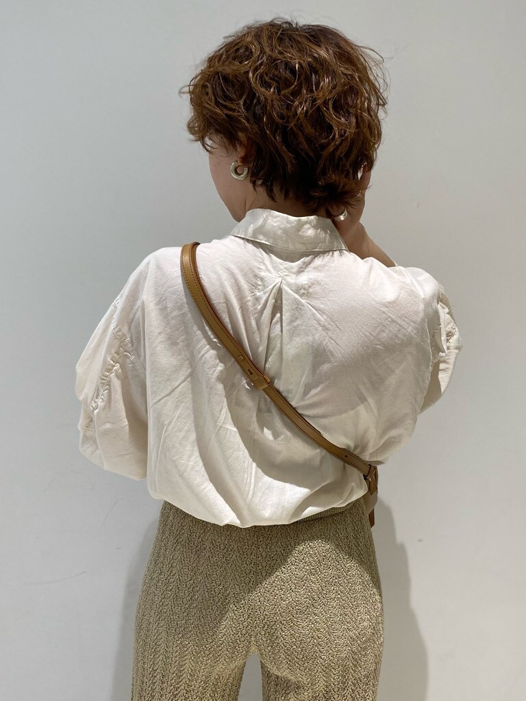 ホワイト系のシャツ/ブラウス、ブラウン系のサンダル、ゴールド系のその他パンツを着用したレディースの春コーディネートの2枚目の写真