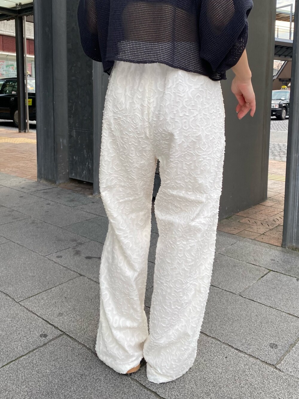 ホワイト系のその他パンツ、グレー系のTシャツ/カットソー、ブラック系のキャミソールを着用したレディースの夏コーディネートの4枚目の写真