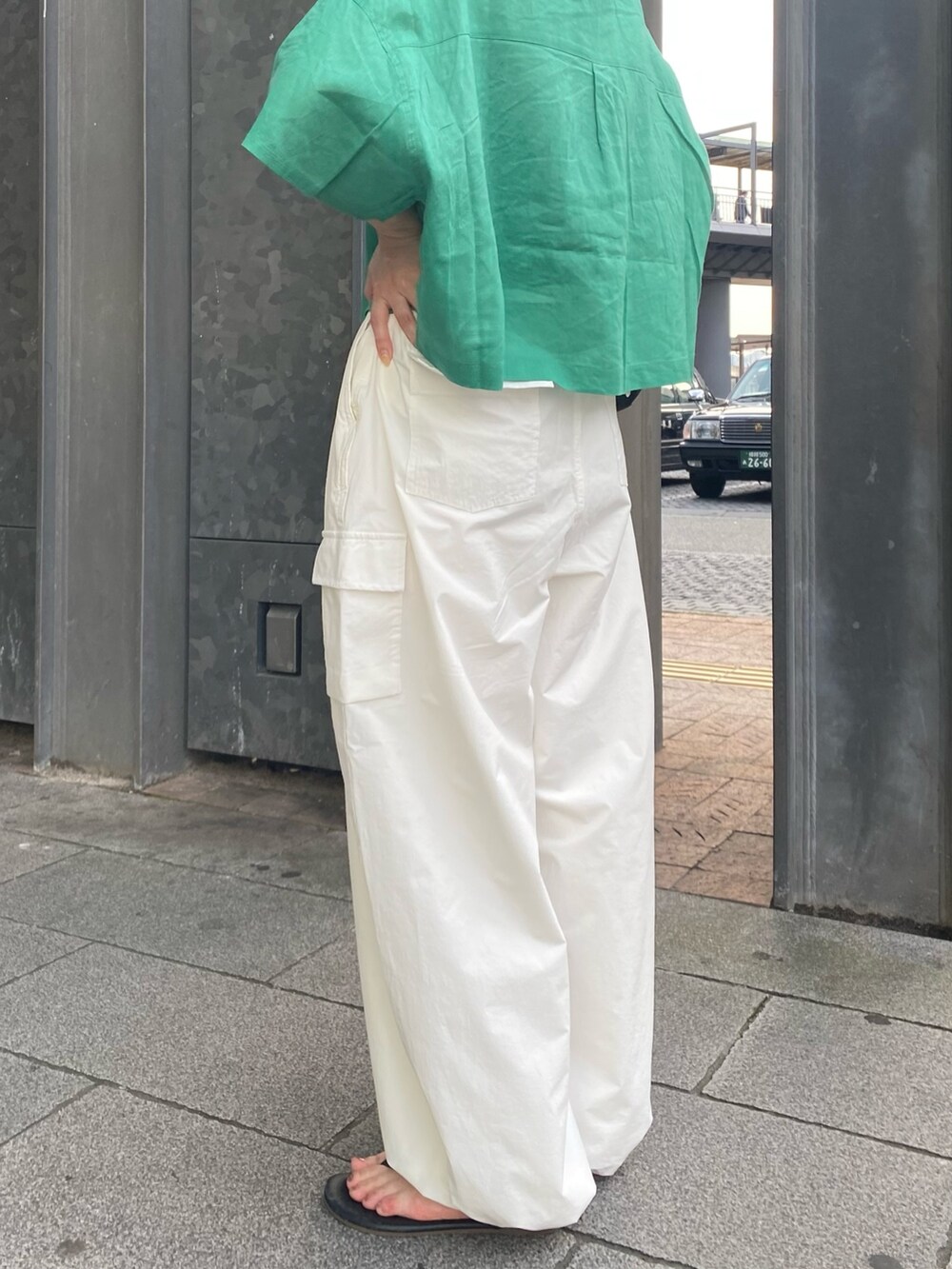グリーン系のシャツ/ブラウス、ホワイト系のカーゴパンツ、ブラック系のハンドバッグを着用したレディースの夏コーディネートの7枚目の写真
