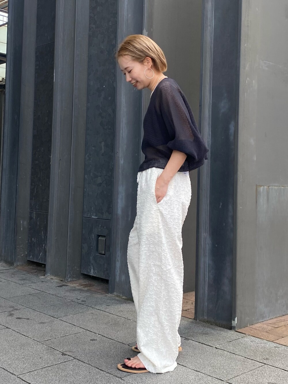 ホワイト系のその他パンツ、グレー系のTシャツ/カットソー、ブラック系のキャミソールを着用したレディースの夏コーディネートの2枚目の写真