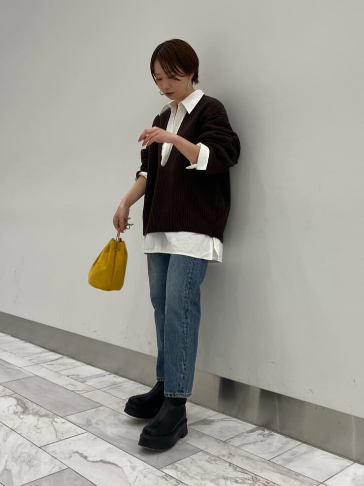 ブルー系のデニムパンツ、ブルー系のデニムパンツ、ブラウン系のニット/セーターを着用したレディースの秋コーディネートの2枚目の写真