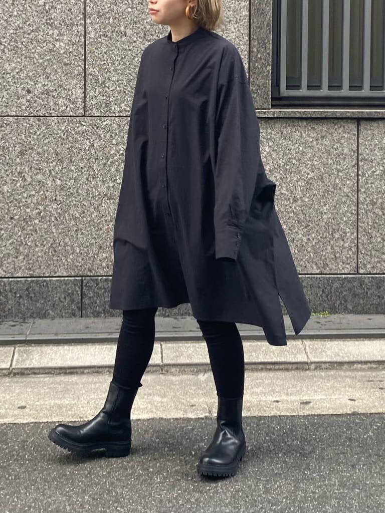 ベージュ系のトレンチコート、ブラック系のシャツ/ブラウス、ホワイト系のハンドバッグを着用したレディースの冬コーディネートの2枚目の写真