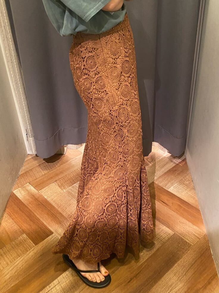 ブラウン系のスカート、グリーン系のTシャツ/カットソーを着用したレディースの夏コーディネートの5枚目の写真