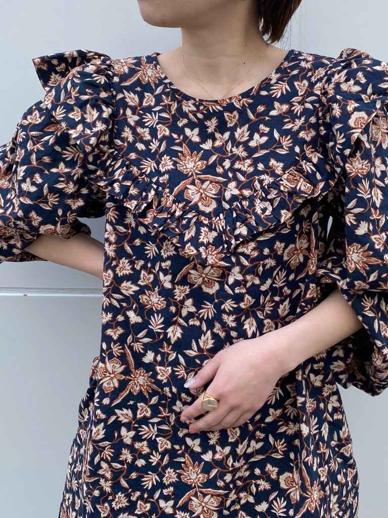 ブルー系のワンピースを着用したレディースの春コーディネートの6枚目の写真