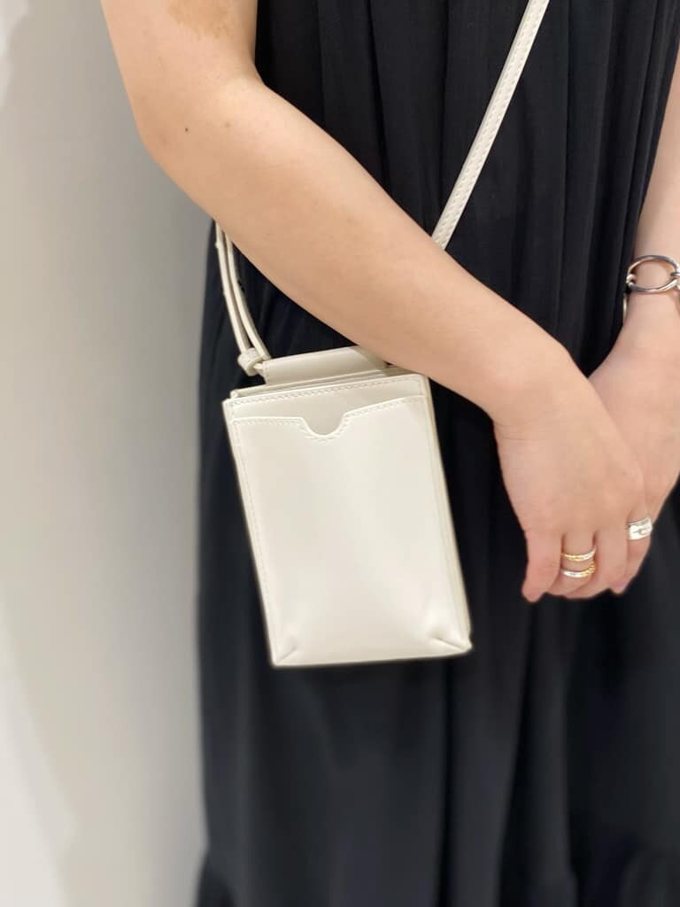 ホワイト系のボディバッグ/ウエストポーチ、ホワイト系のサンダルを着用したレディースの夏コーディネートの7枚目の写真