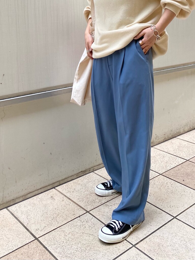 ブルー系のその他パンツ、レッド系のトートバッグ、ホワイト系のニット/セーターを着用したレディースの冬コーディネートの3枚目の写真