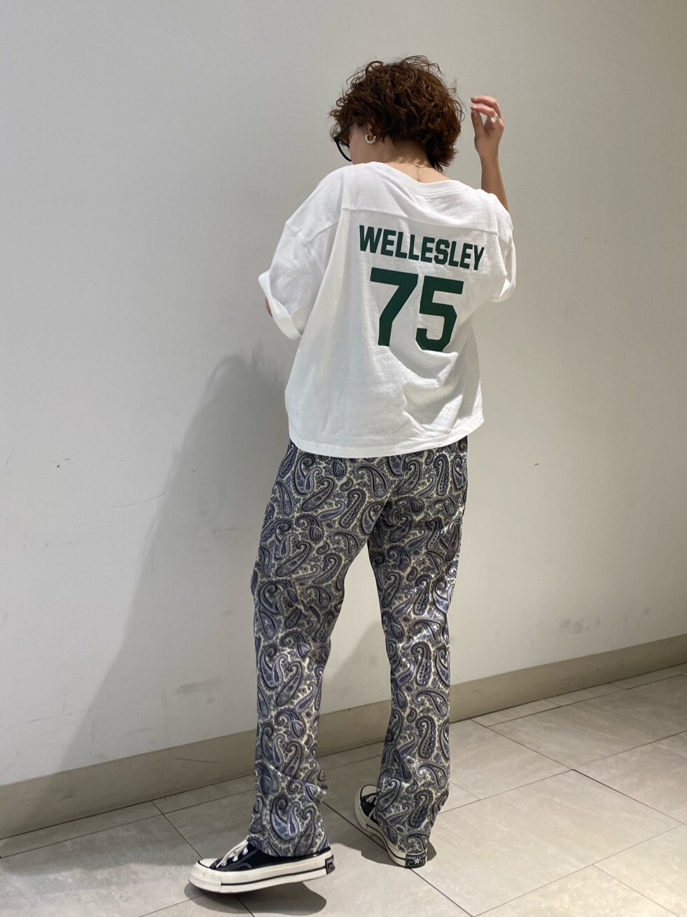 ブルー系のつなぎ/オールインワン、ホワイト系のTシャツ/カットソーを着用したレディースの春コーディネートの3枚目の写真