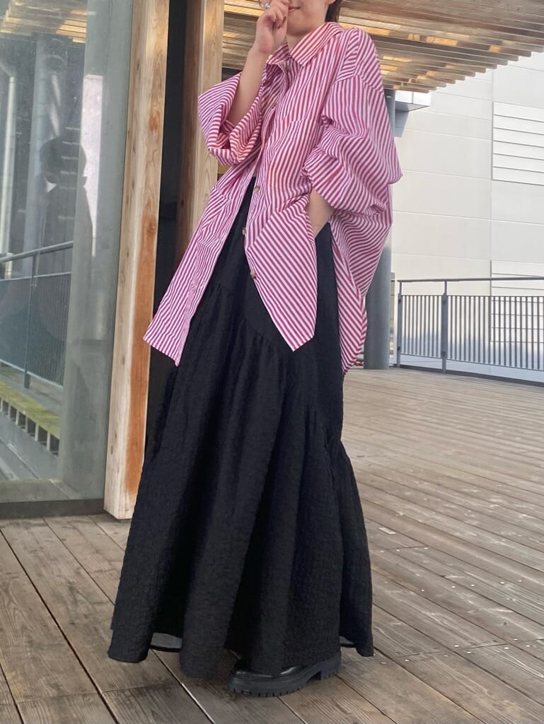 レッド系のシャツ/ブラウス、ブラック系のスカートを着用したレディースの夏コーディネートの2枚目の写真