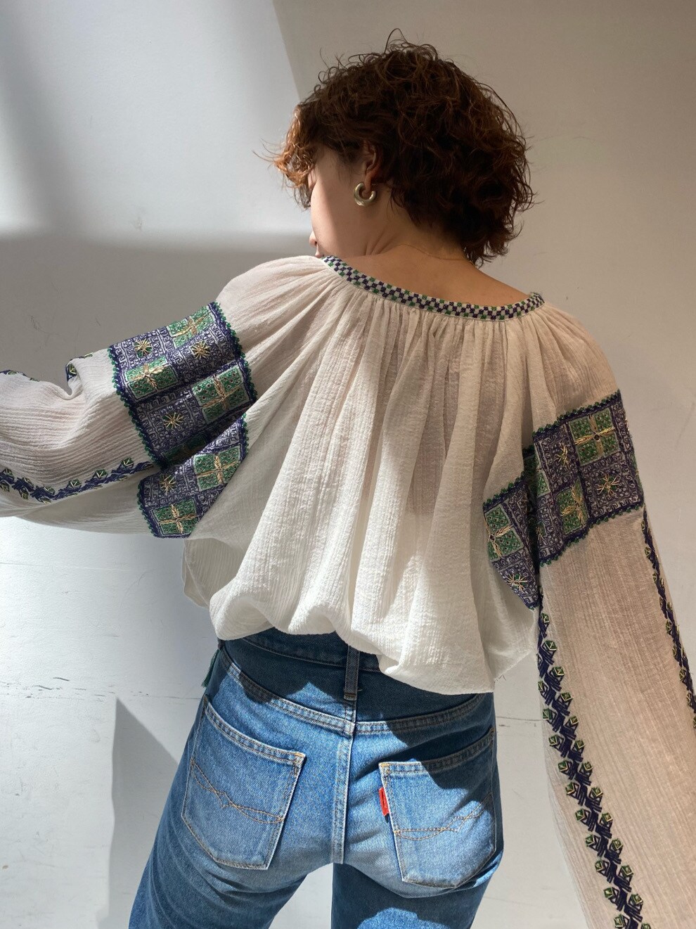 ホワイト系のシャツ/ブラウスを着用したレディースの春コーディネートの2枚目の写真