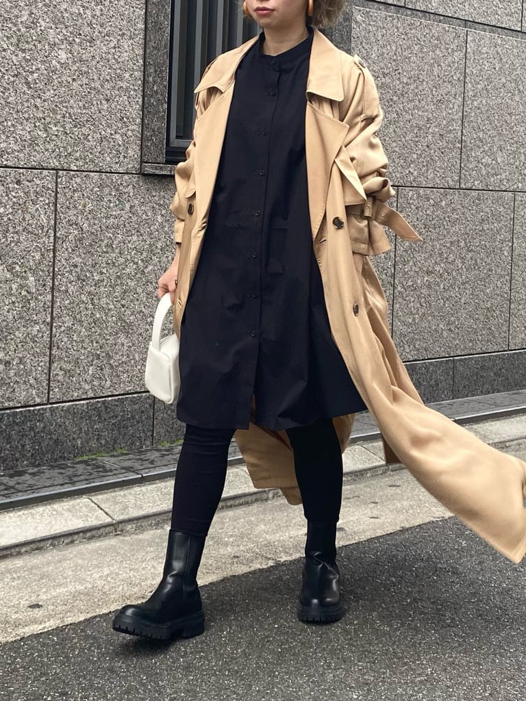 ベージュ系のトレンチコート、ブラック系のシャツ/ブラウス、ホワイト系のハンドバッグを着用したレディースの冬コーディネートの7枚目の写真