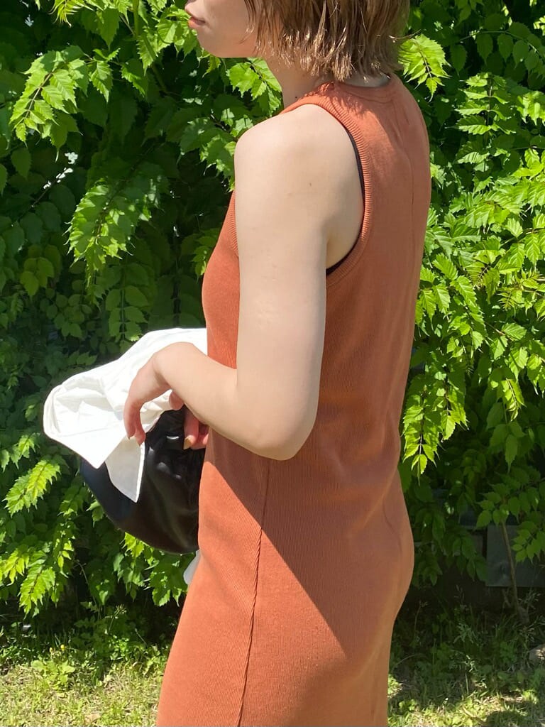 ブラウン系のワンピース、ホワイト系のシャツ/ブラウス、ブラック系のハンドバッグを着用したレディースの春コーディネートの5枚目の写真