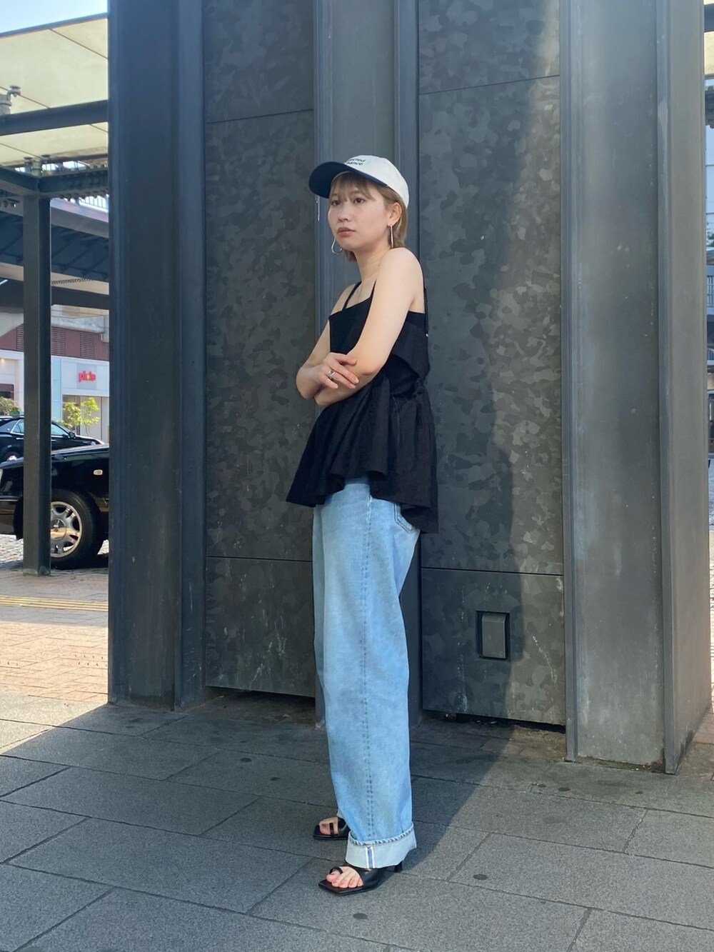 ブラック系のシャツ/ブラウス、ブラック系のキャップを着用したレディースの春コーディネートの2枚目の写真