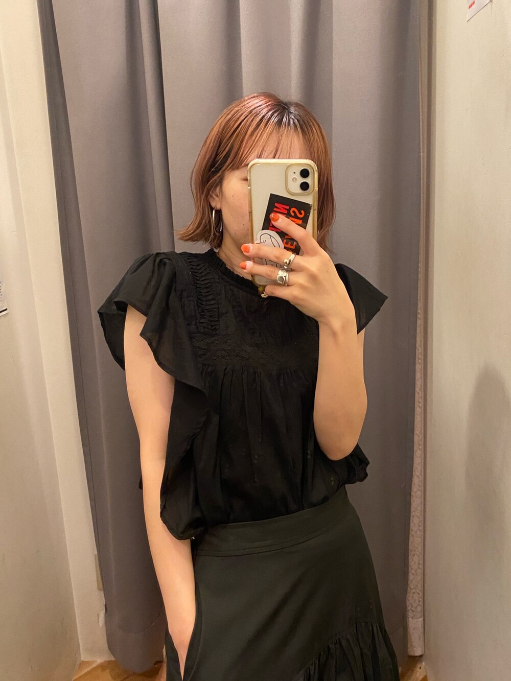 ブラック系のシャツ/ブラウス、ブラック系のスカートを着用したレディースの夏コーディネートの2枚目の写真