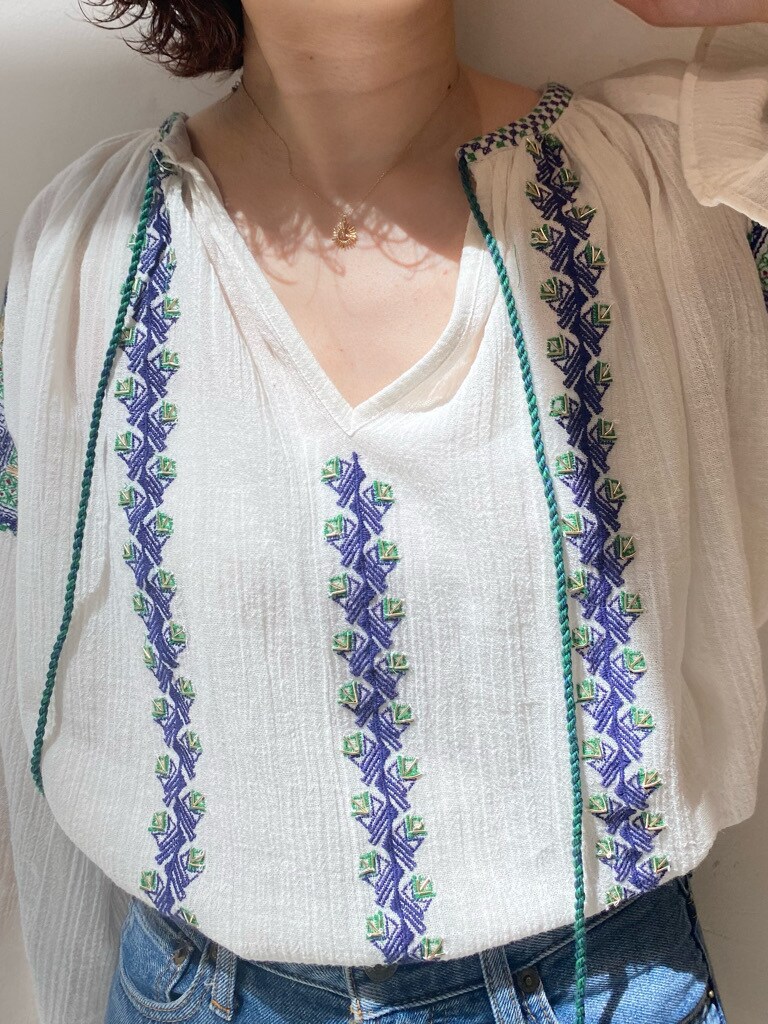 ホワイト系のシャツ/ブラウスを着用したレディースの春コーディネートの7枚目の写真