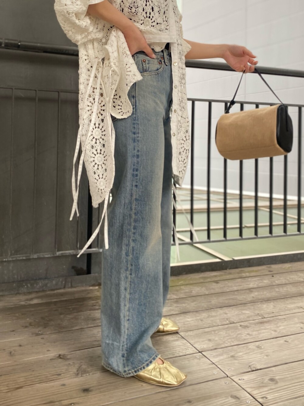 ホワイト系のシャツ/ブラウス、ブルー系のデニムパンツ、その他のハンドバッグを着用したレディースの春コーディネートの3枚目の写真