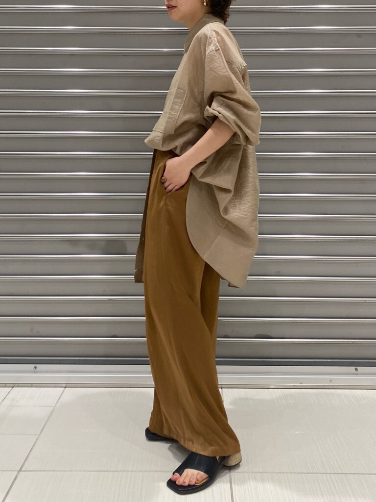 ベージュ系のシャツ/ブラウス、ブラウン系のその他パンツ、ブラック系のサンダルを着用したレディースの春コーディネートの3枚目の写真