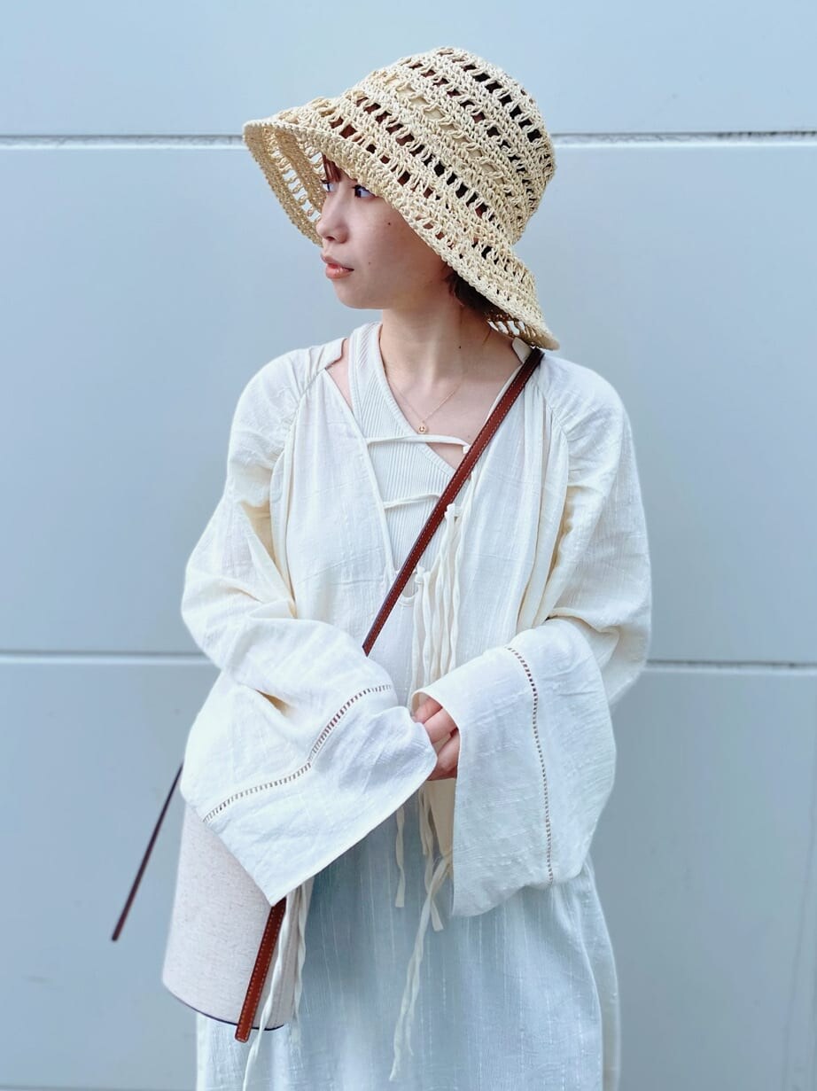 ブラウン系のパンプス、ブラウン系のショルダーバッグ、ホワイト系のタンクトップを着用したレディースの春コーディネートの3枚目の写真