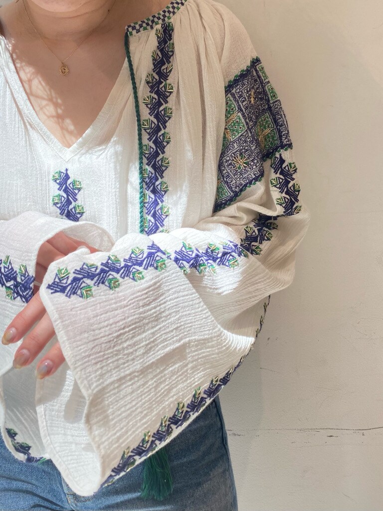 ホワイト系のシャツ/ブラウスを着用したレディースの春コーディネートの6枚目の写真