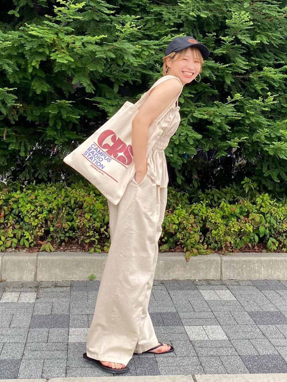 ホワイト系のキャミソール、ホワイト系のその他パンツ、ブラック系のサンダルを着用したレディースの夏コーディネートの3枚目の写真