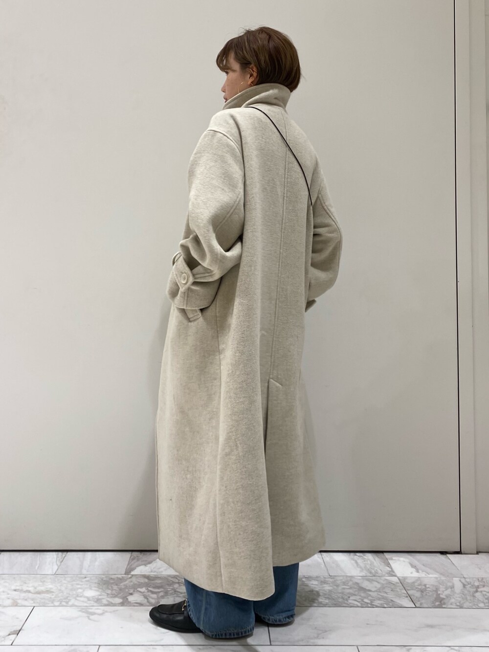 ホワイト系のその他アウター、ブルー系のデニムパンツを着用したレディースの冬コーディネートの2枚目の写真