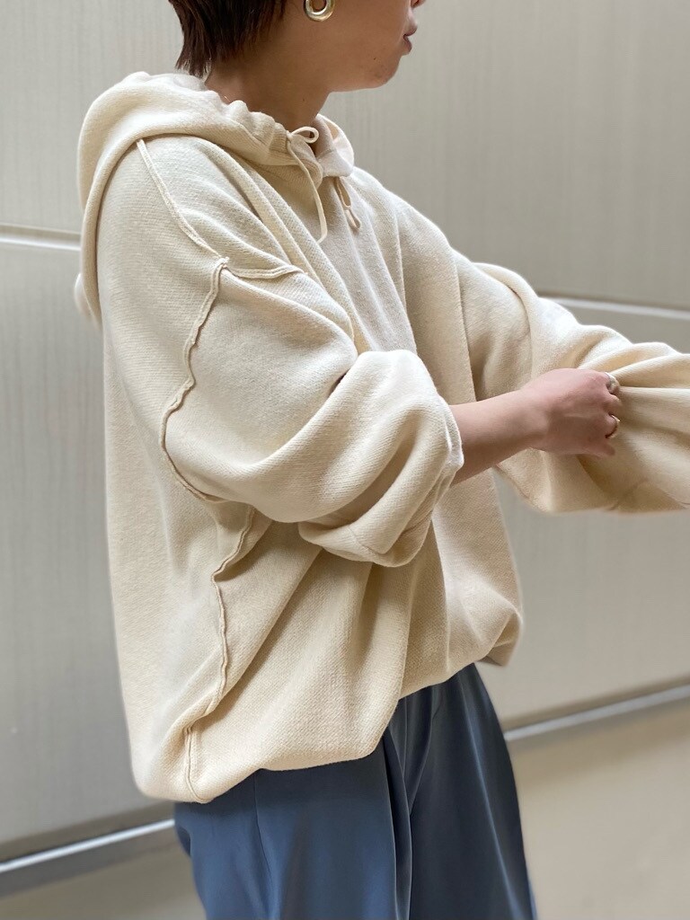 ブルー系のその他パンツ、レッド系のトートバッグ、ホワイト系のニット/セーターを着用したレディースの冬コーディネートの4枚目の写真