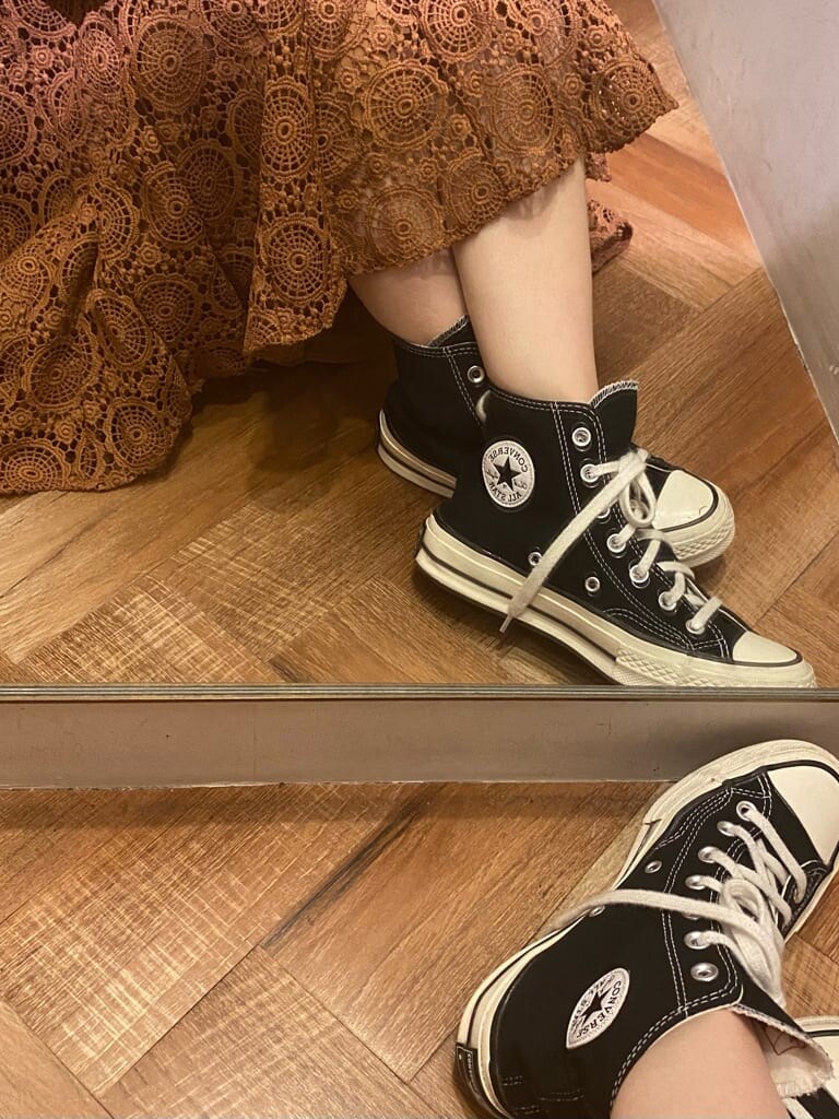 ブラウン系のスカート、グリーン系のTシャツ/カットソーを着用したレディースの夏コーディネートの3枚目の写真