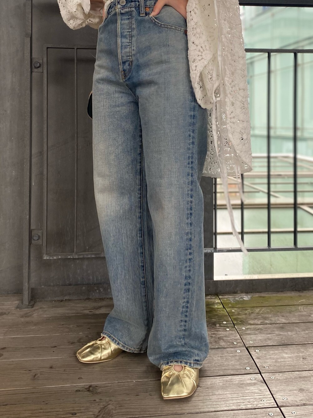 ホワイト系のシャツ/ブラウス、ブルー系のデニムパンツ、その他のハンドバッグを着用したレディースの春コーディネートの4枚目の写真