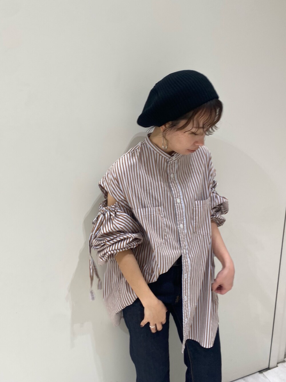 ブルー系のデニムジャケット、ブルー系のデニムパンツ、ブラウン系のシャツ/ブラウスを着用したレディースの秋コーディネートの5枚目の写真