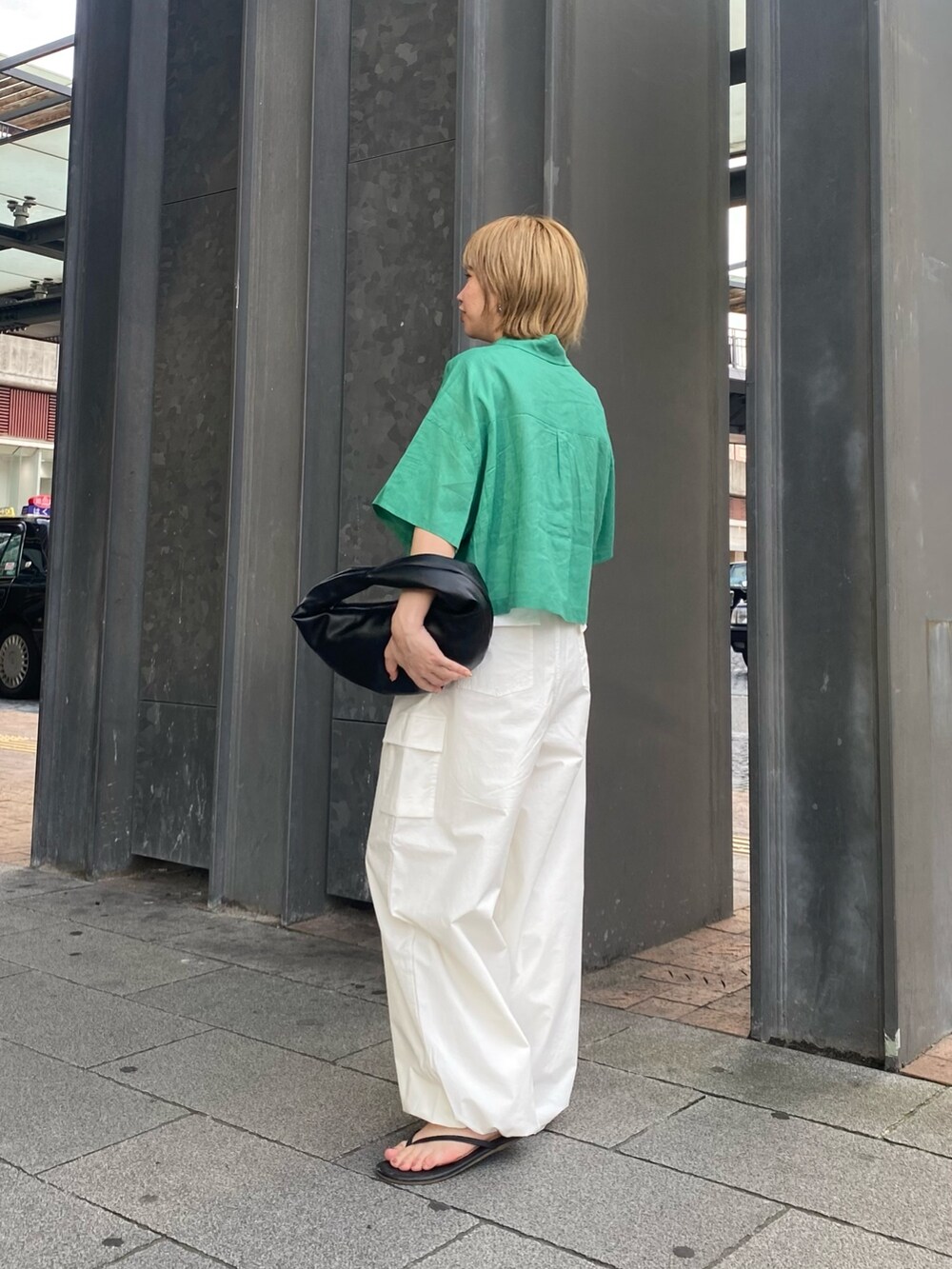 グリーン系のシャツ/ブラウス、ホワイト系のカーゴパンツ、ブラック系のハンドバッグを着用したレディースの夏コーディネートの3枚目の写真