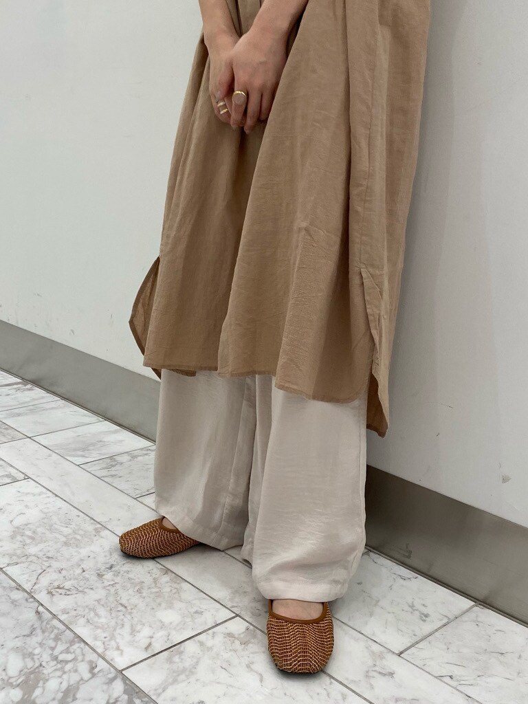 ベージュ系のワンピース、ベージュ系のその他パンツ、ホワイト系のタンクトップを着用したレディースの春コーディネートの5枚目の写真