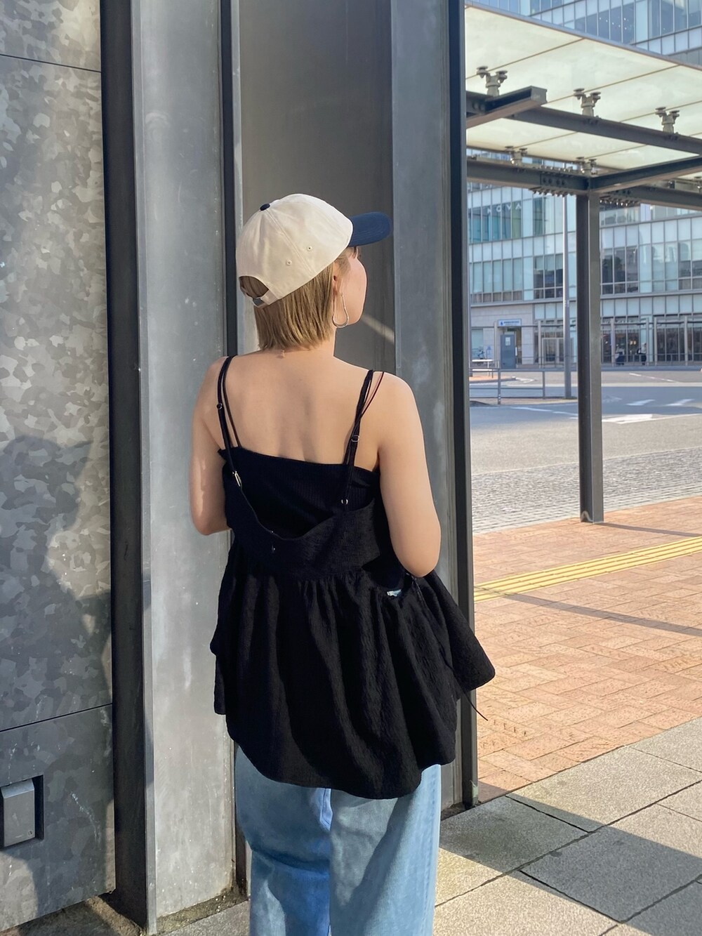 ブラック系のシャツ/ブラウス、ブラック系のキャップを着用したレディースの春コーディネートの6枚目の写真