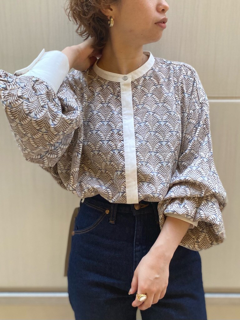 ブルー系のデニムパンツ、ブラック系のサンダルを着用したレディースの春コーディネートの6枚目の写真