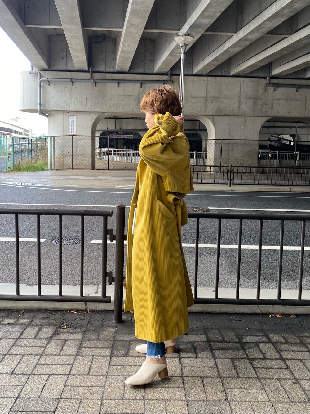 ブラック系のニット/セーター、グリーン系のその他アウター、ブルー系のデニムパンツを着用したレディースの冬コーディネートの3枚目の写真