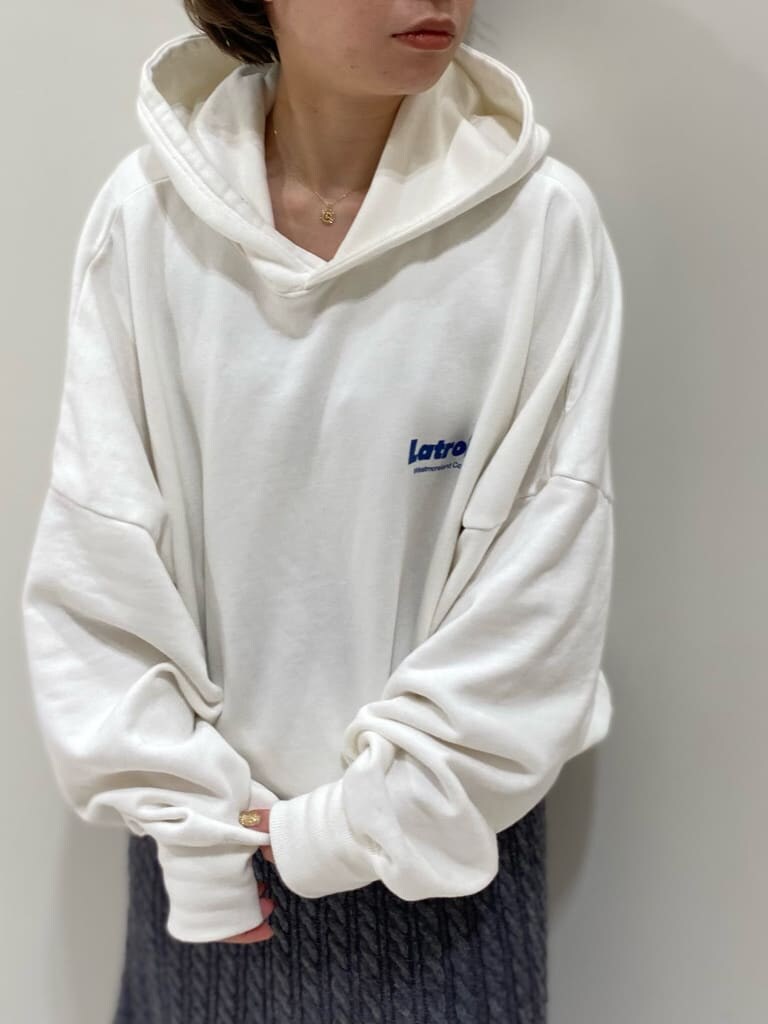 ブラウン系のブルゾン、ホワイト系のパーカー、グレー系のスカートを着用したレディースの秋コーディネートの2枚目の写真