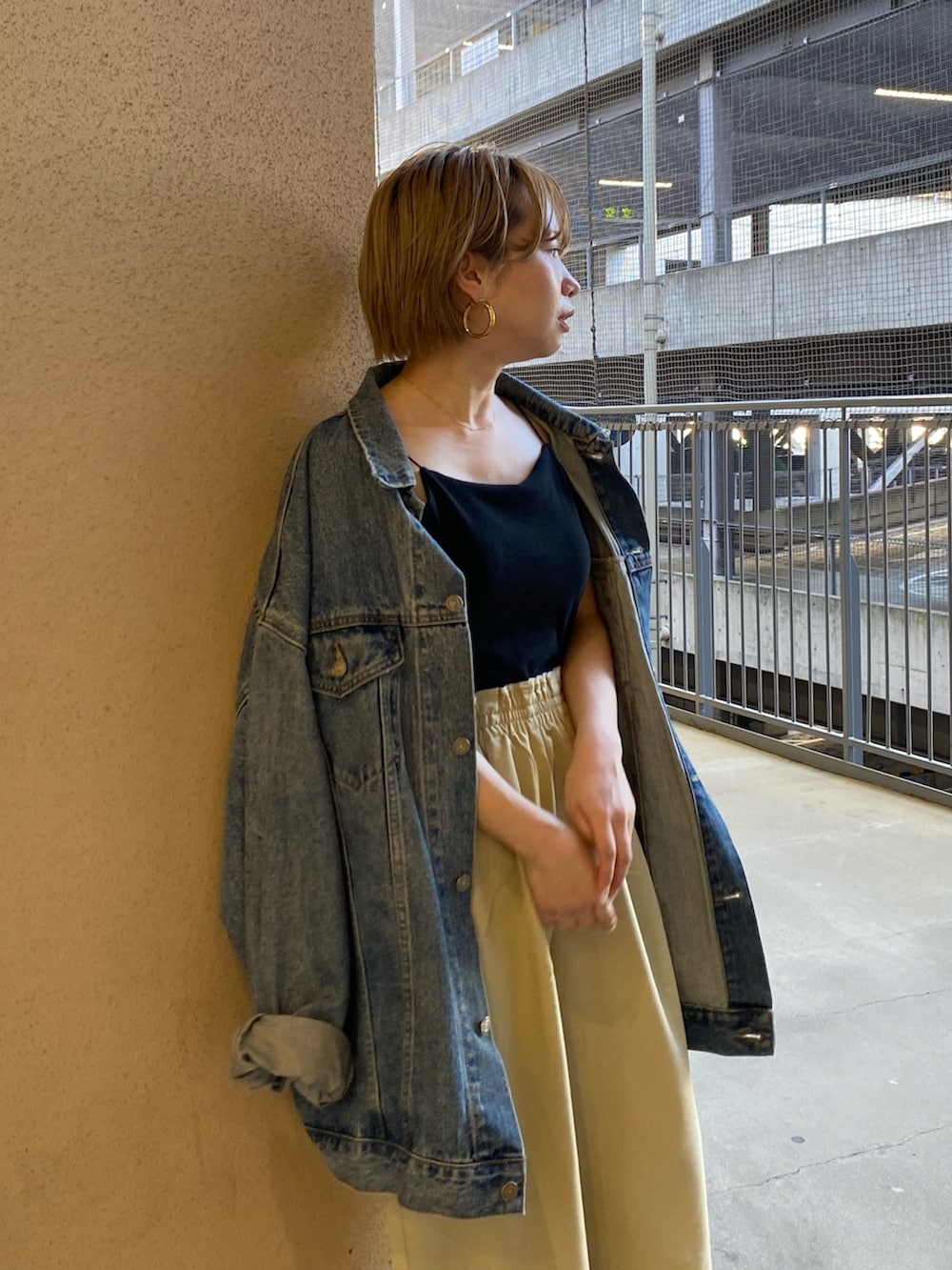 グリーン系のその他パンツ、ブルー系のデニムジャケット、ブラック系のキャミソールを着用したレディースの秋コーディネートの5枚目の写真