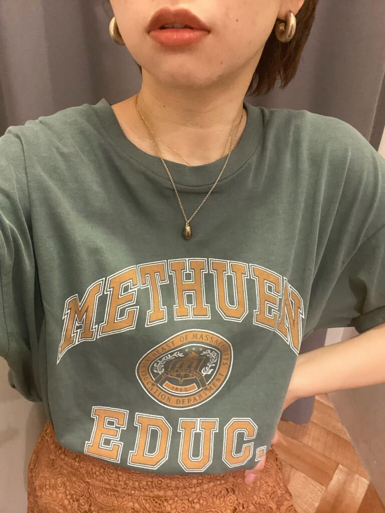 ブラウン系のスカート、グリーン系のTシャツ/カットソーを着用したレディースの夏コーディネートの4枚目の写真