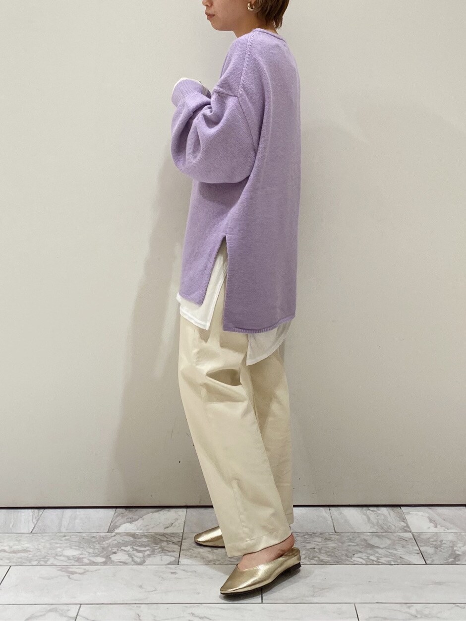 ゴールド系のバレエシューズ、ホワイト系のTシャツ/カットソー、ホワイト系のその他パンツを着用したレディースの冬コーディネートの2枚目の写真