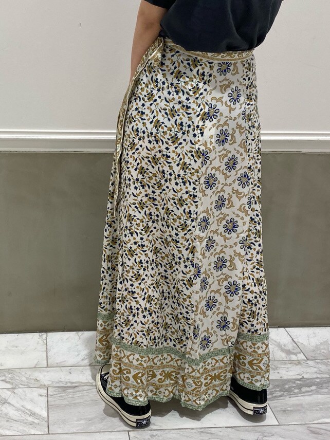 ホワイト系のスカート、グレー系のTシャツ/カットソーを着用したレディースの春コーディネートの8枚目の写真