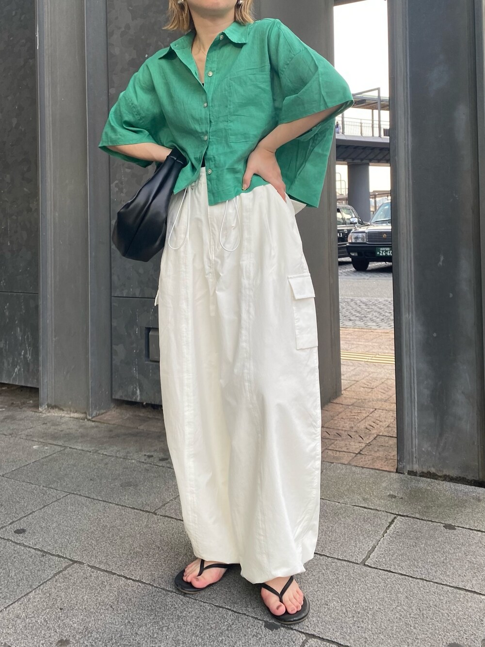グリーン系のシャツ/ブラウス、ホワイト系のカーゴパンツ、ブラック系のハンドバッグを着用したレディースの夏コーディネートの6枚目の写真