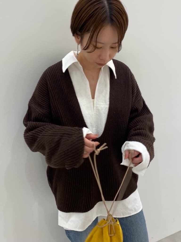 ブルー系のデニムパンツ、ブルー系のデニムパンツ、ブラウン系のニット/セーターを着用したレディースの秋コーディネートの4枚目の写真