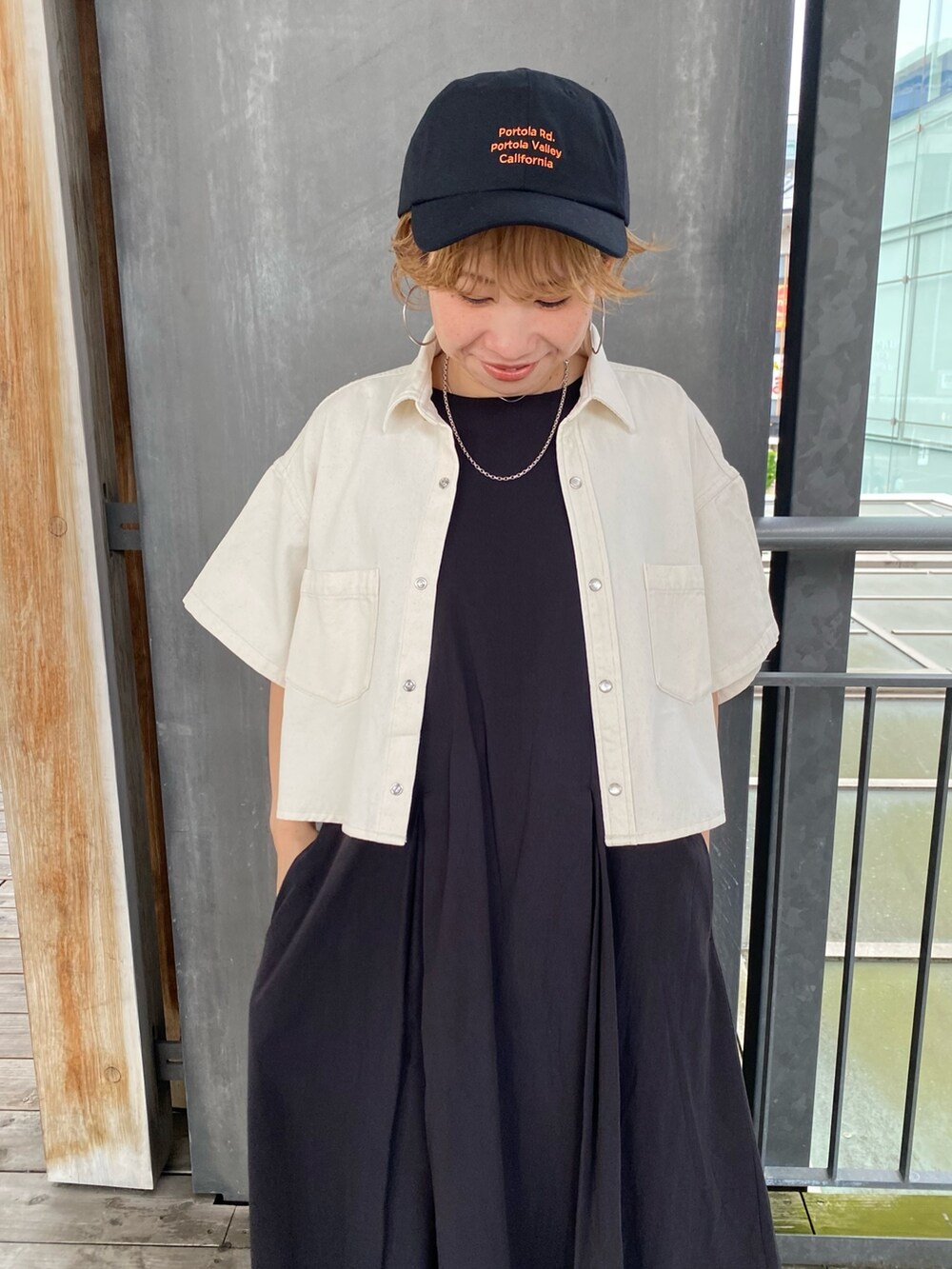 ホワイト系のシャツ/ブラウス、ブラック系のワンピース、グレー系のキャップを着用したレディースの春コーディネートの4枚目の写真