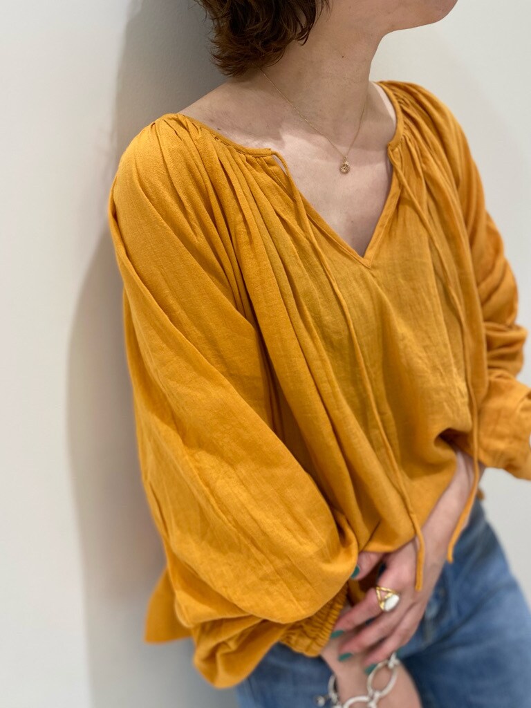 ブルー系のデニムパンツ、オレンジ系のシャツ/ブラウス、ブラック系のサンダルを着用したレディースの春コーディネートの6枚目の写真