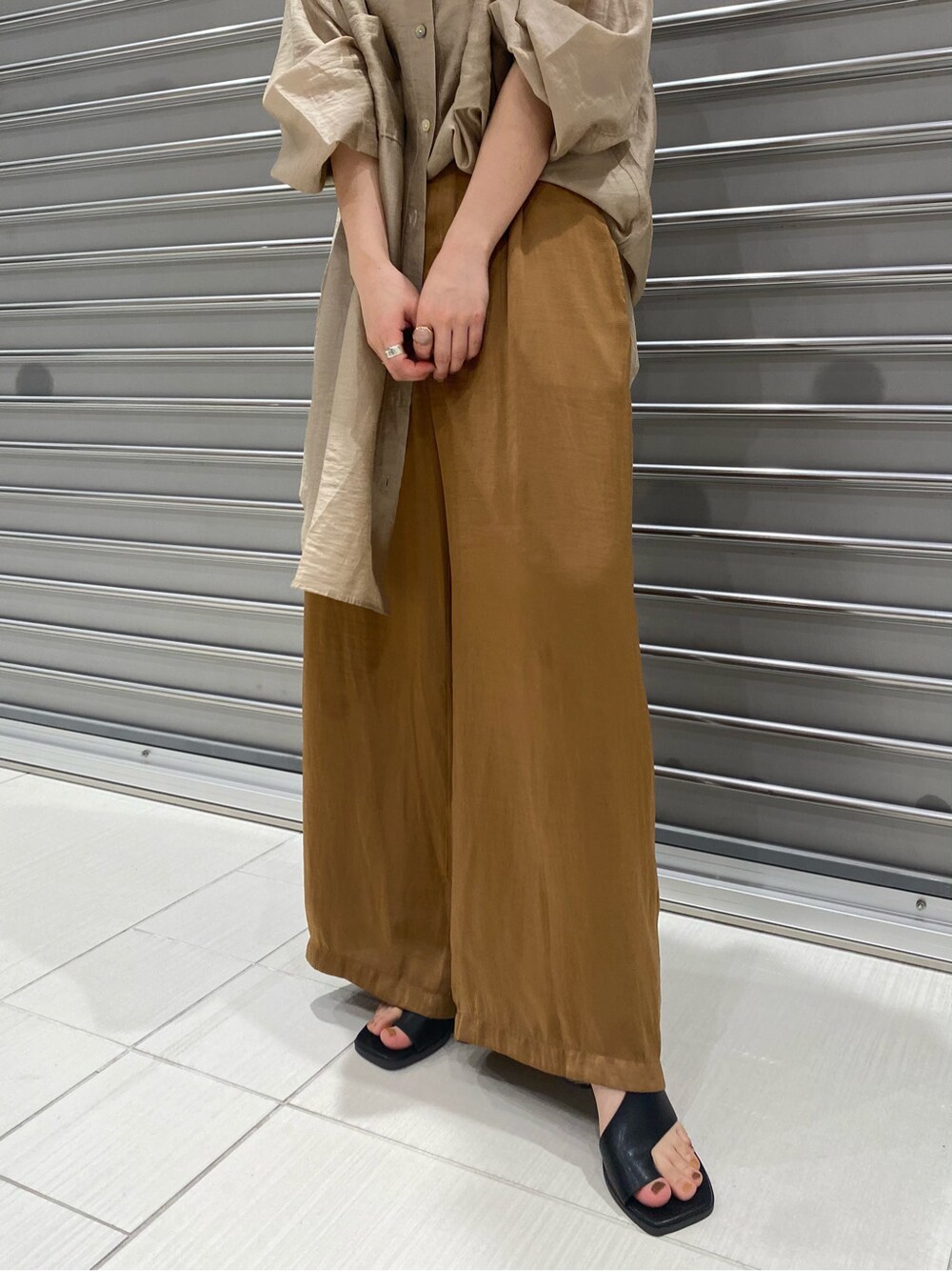 ベージュ系のシャツ/ブラウス、ブラウン系のその他パンツ、ブラック系のサンダルを着用したレディースの春コーディネートの5枚目の写真