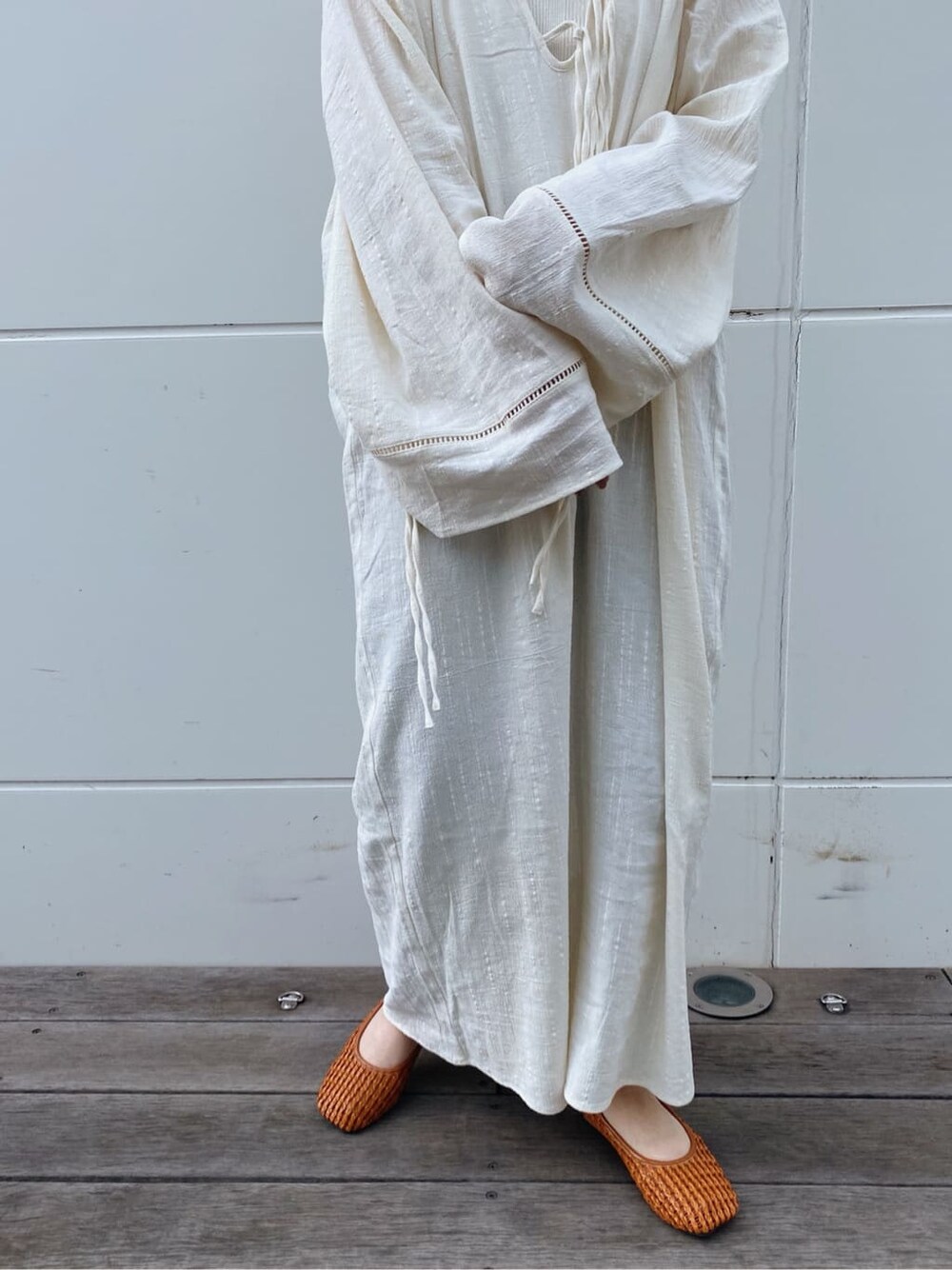 ブラウン系のパンプス、ブラウン系のショルダーバッグ、ホワイト系のタンクトップを着用したレディースの春コーディネートの4枚目の写真