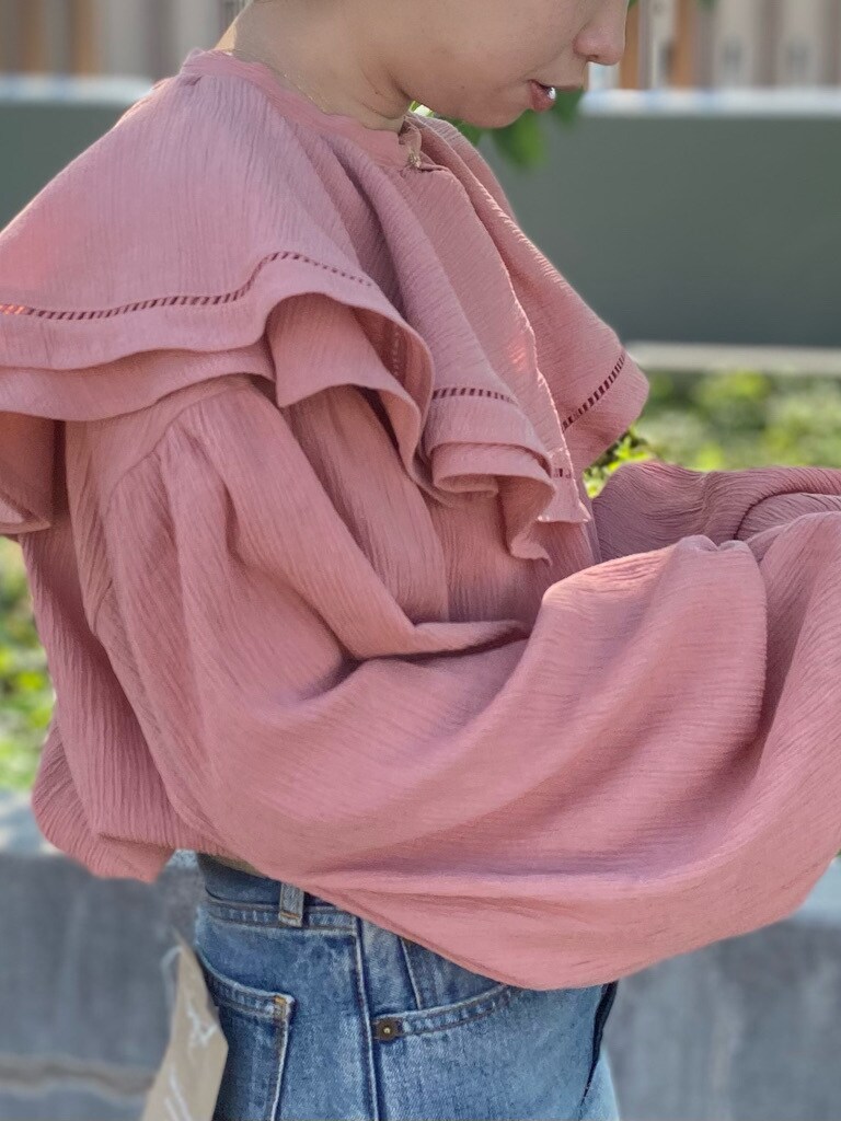 ブラック系のハンドバッグ、ブルー系のデニムパンツ、ピンク系のシャツ/ブラウスを着用したレディースの春コーディネートの4枚目の写真