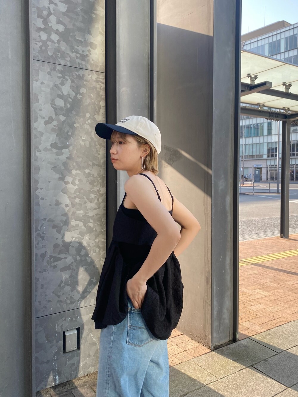 ブラック系のシャツ/ブラウス、ブラック系のキャップを着用したレディースの春コーディネートの4枚目の写真