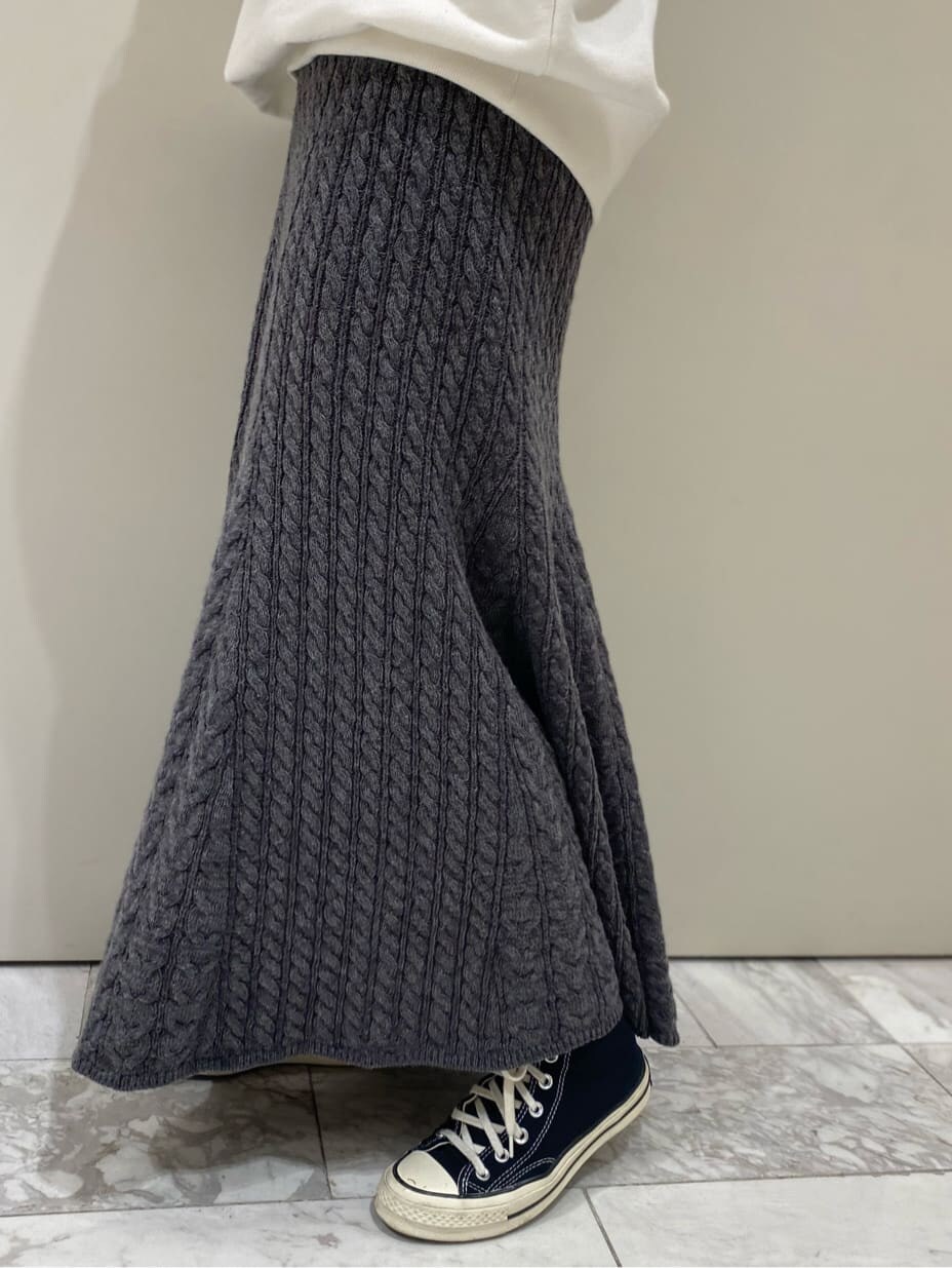 ブラウン系のブルゾン、ホワイト系のパーカー、グレー系のスカートを着用したレディースの秋コーディネートの4枚目の写真