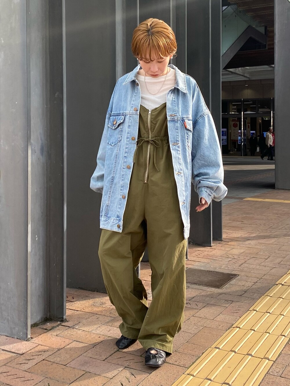 グリーン系のサロペット/オーバーオール、ブルー系のデニムジャケット、ホワイト系のTシャツ/カットソーを着用したレディースの冬コーディネートの4枚目の写真