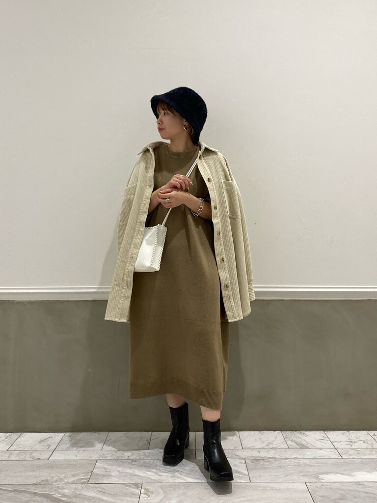 ホワイト系のシャツ/ブラウス、ホワイト系のショルダーバッグ、グレー系のワンピースを着用したレディースの秋コーディネートの5枚目の写真